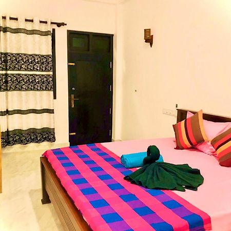 Navodya Guest Mirissa Hotel Bagian luar foto