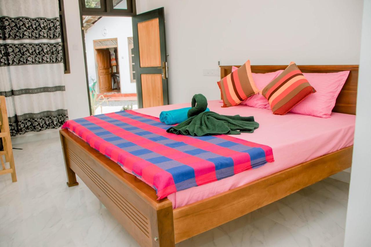Navodya Guest Mirissa Hotel Bagian luar foto