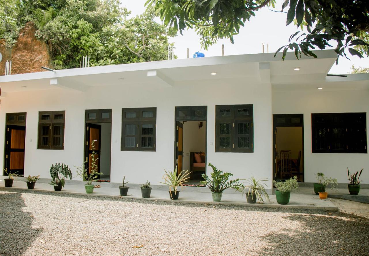 Navodya Guest Mirissa Hotel Bagian luar foto