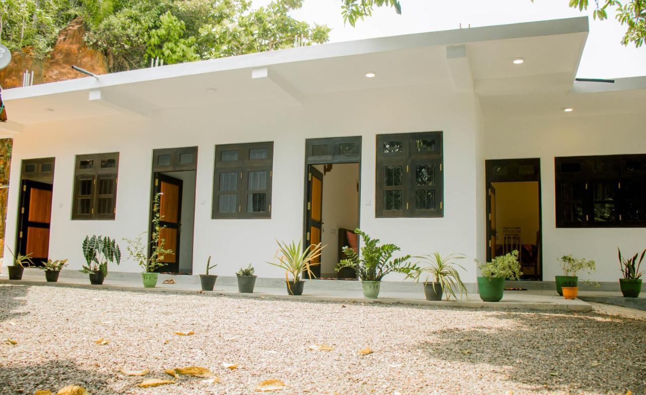 Navodya Guest Mirissa Hotel Bagian luar foto