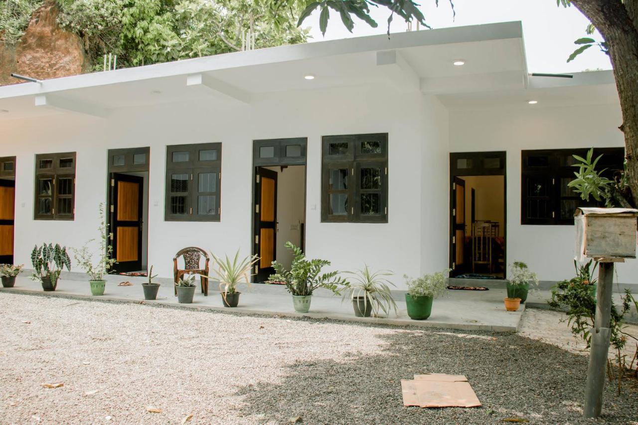Navodya Guest Mirissa Hotel Bagian luar foto