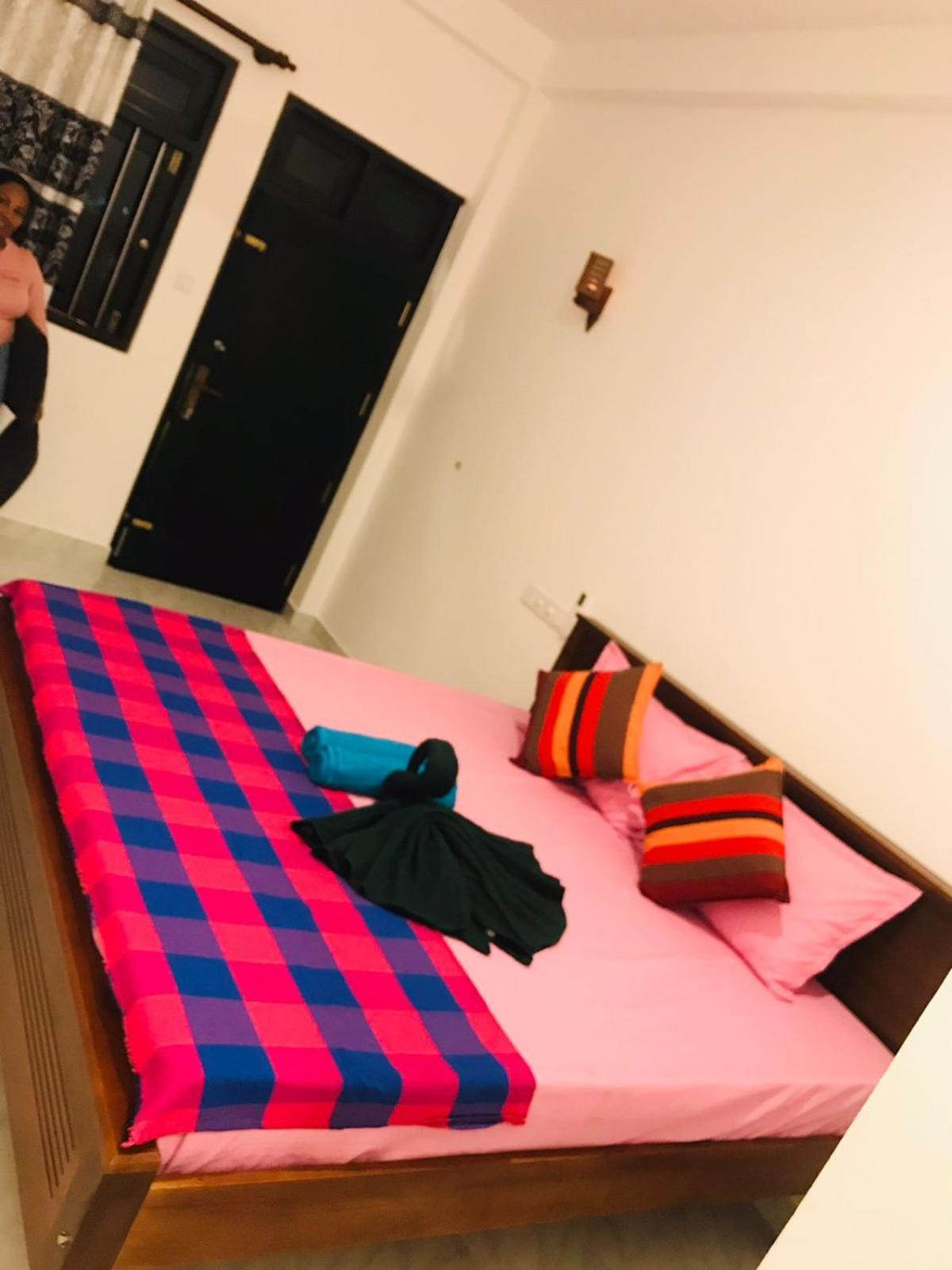 Navodya Guest Mirissa Hotel Bagian luar foto